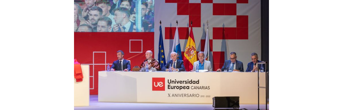 El Director de la Cátedra Padrino de Graduación de Alumnos de Ciencias de la Salud y de la Escuela de Arquitectura de la UEC